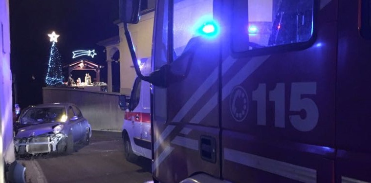 Auto contro un muro a Solbiate, illesi gli occupanti della macchina