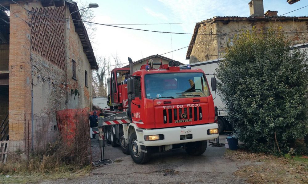 Como, un camion resta incastrato ad Alzate Brianza