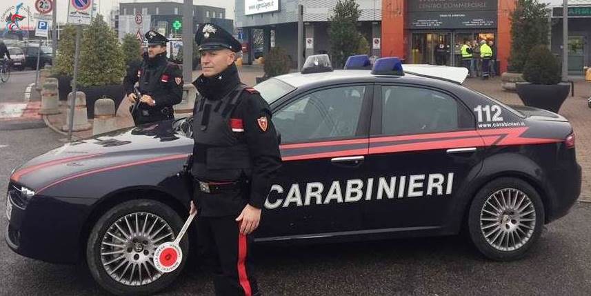Fugge a un posto di blocco, inseguito per 13 chilometri e arrestato dai carabinieri
