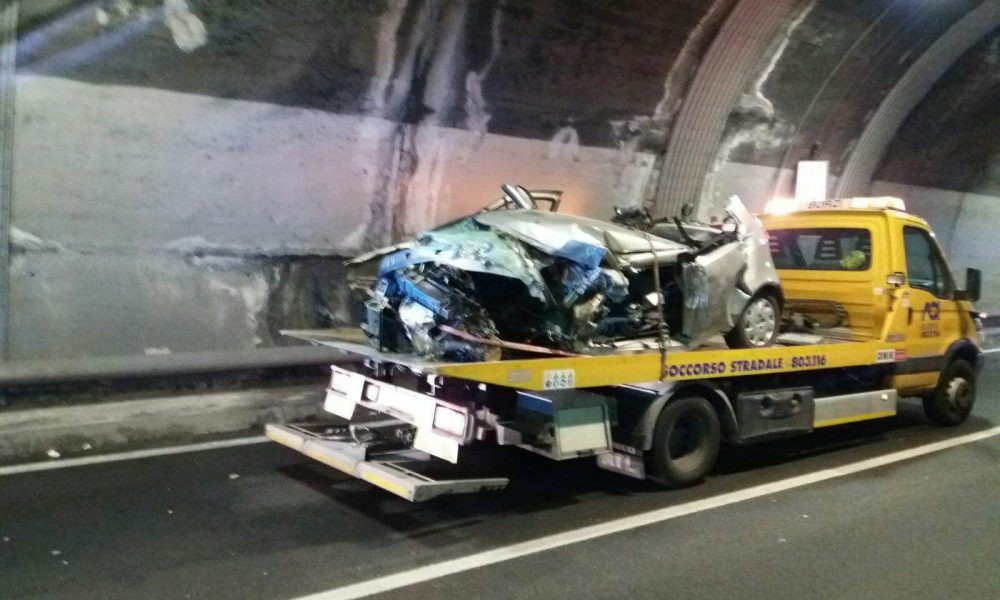 Tragico frontale nella galleria di San Siro, morto il giovane conducente dell’auto