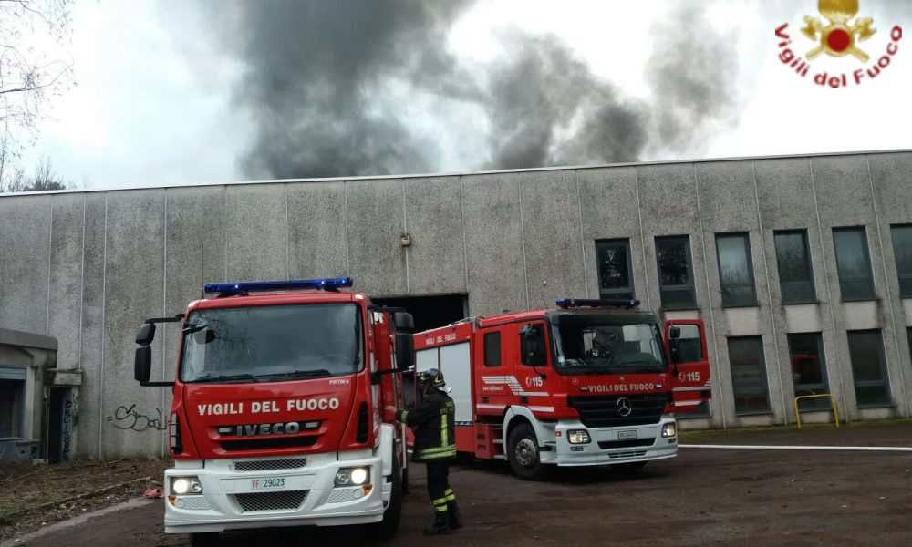 Oltrona San Mamette, furioso incendio nella ex tessitura diventata un deposito di rifiuti