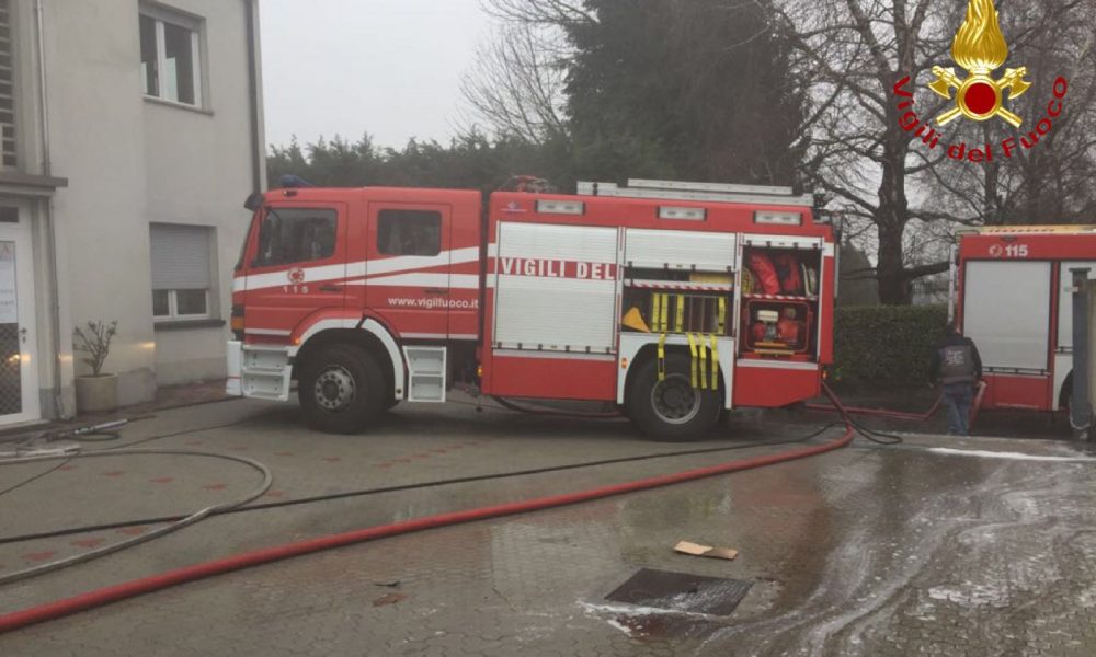 Lurate Caccivio, incendio nel magazzino di un’azienda. Operaio intossicato dal fumo