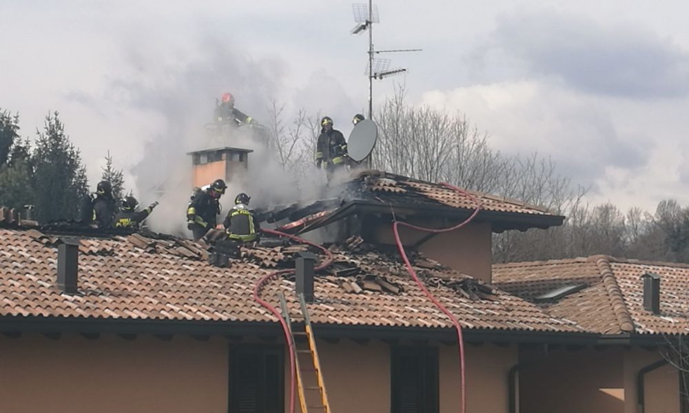 Rodero, in fiamme il tetto di un’abitazione, quattro squadre dei vigili del fuoco al lavoro