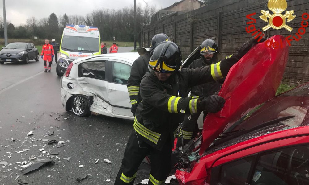 Cucciago, scontro tra due auto in via Navedano. Tre feriti, grave una donna