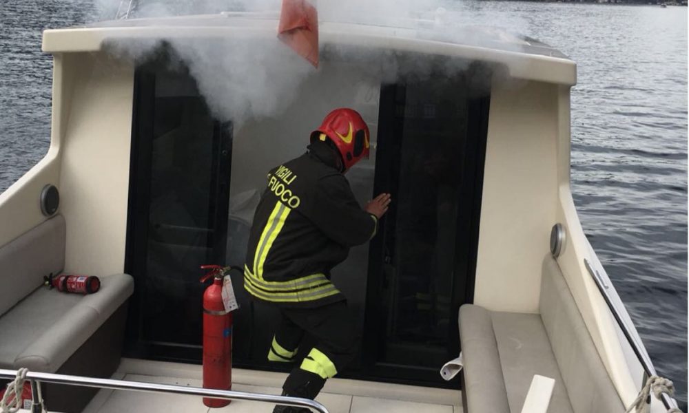 Lezzeno, motore di un’imbarcazione in fiamme. Paura per i passeggeri a bordo