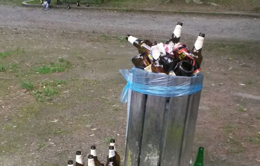 Degrado nei giardini, il sindaco di Como: “Vietare alcol e vetro nei parchi frequentati dalle famiglie”