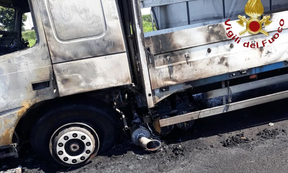 Camion in fiamme sulla strada statale Milano-Meda, traffico in titl