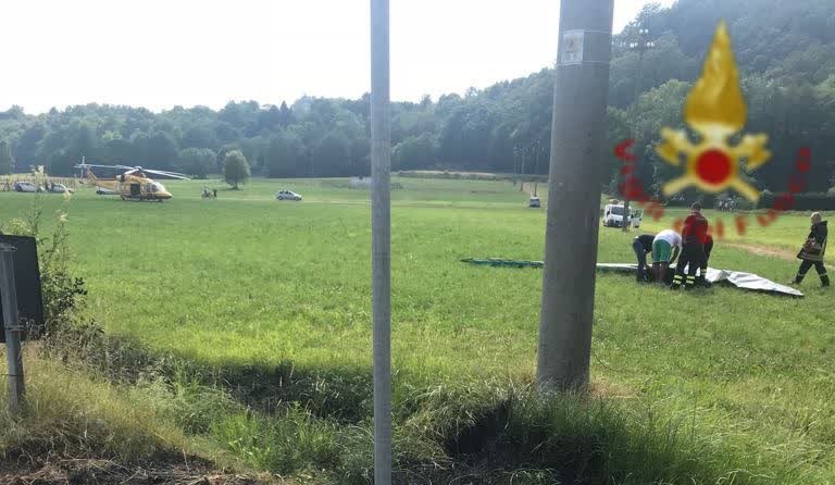 Ronago, deltaplano cade sui cavi dell’alta tensione, pilota in ospedale