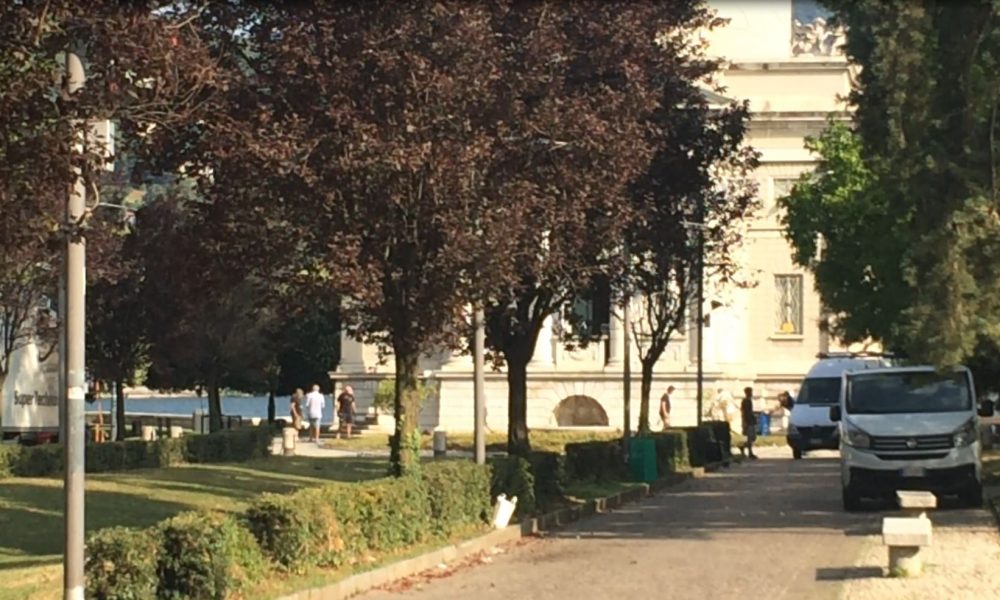 Murder Mystery, il set in zona stadio. Al Tempio Voltiano arrivano Adam Sandler e Jennifer Aniston