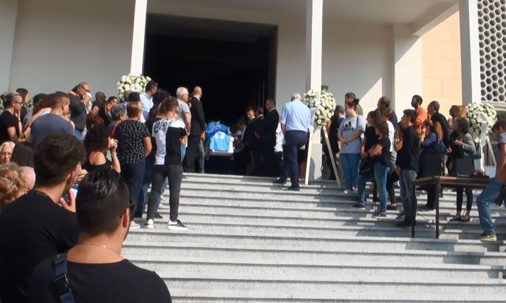 A Fino Mornasco una folla per l’ultimo addio ad Alfonso Tolone