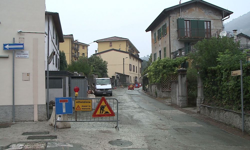 Maslianico, centro bloccato da un cantiere. La protesta dei commercianti: “Vogliamo lavorare”