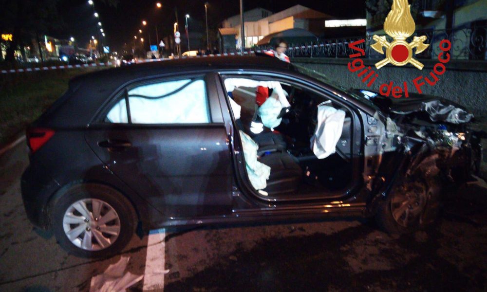 Carlazzo, donna incinta si schianta in auto, nessuna conseguenza per il bambino