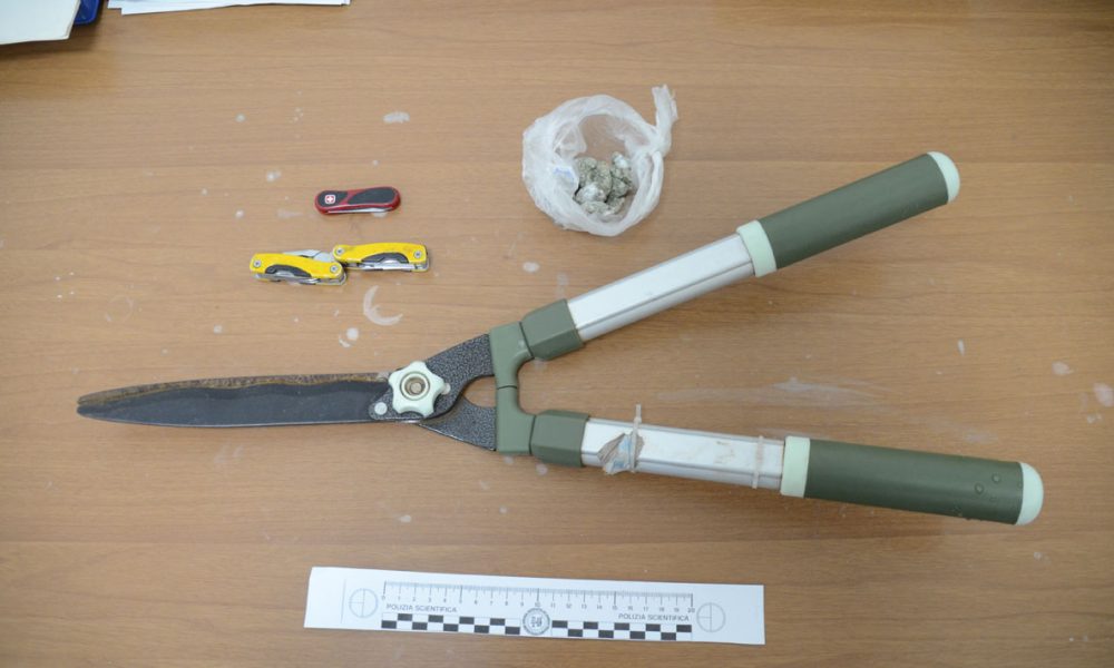 Via Bellinzona, fermati con coltelli e droga, denunciati dalla polizia