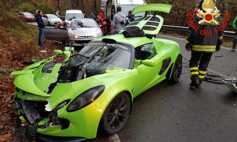 Cantù, Lotus si schianta contro una Renault, un ferito lieve