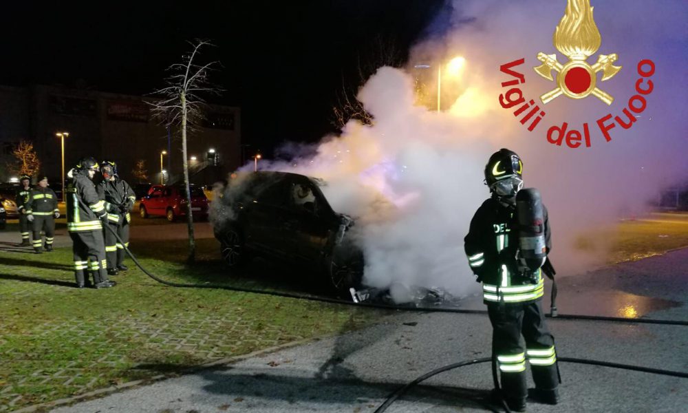 Montano Lucino, auto in fiamme, intervento dei vigili del fuoco