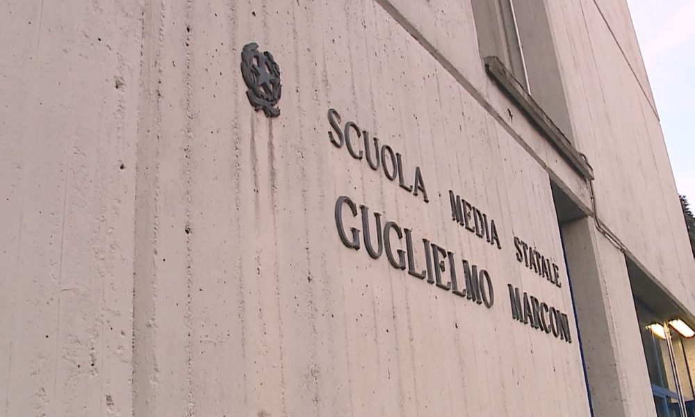 Calcinacci alla media di Albate, scuola chiusa almeno fino all’Epifania