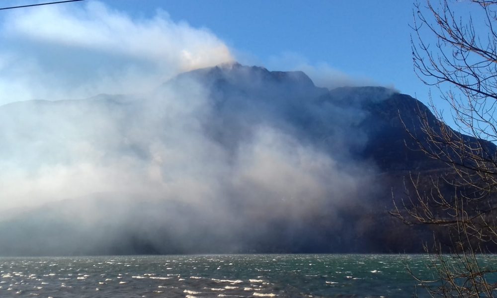 “Non ho causato l’incendio di Sorico”, uno dei giovani accusati nega ogni responsabilità
