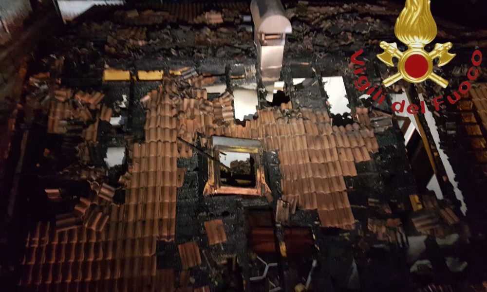 Domaso, tetto in fiamme, al lavoro quattro squadre dei vigili del fuoco