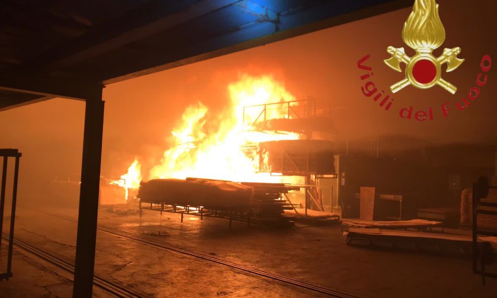 FOTOGALLERY – Incendio a Novedrate, in fiamme ditta di legname