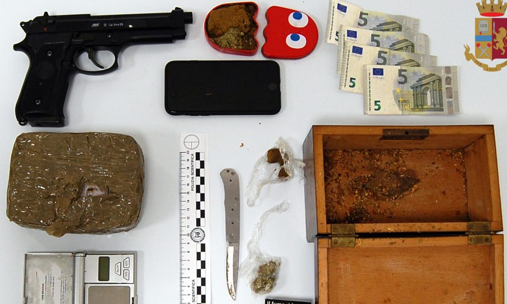 Droga, coltello, una pistola finta: quindicenne arrestato a Como