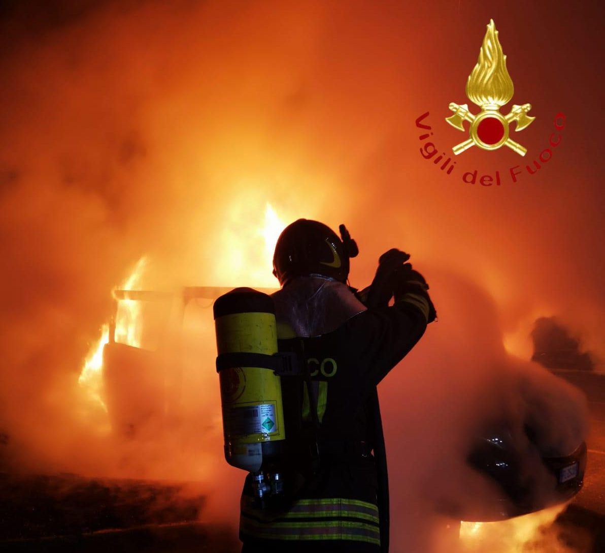 Via Giussani, auto in sosta distrutta dalle fiamme