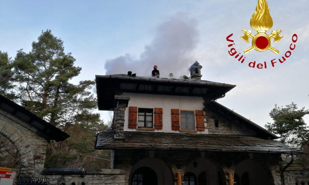 Civenna, tetto in fiamme. Intervengo tre squadre dei vigili del fuoco