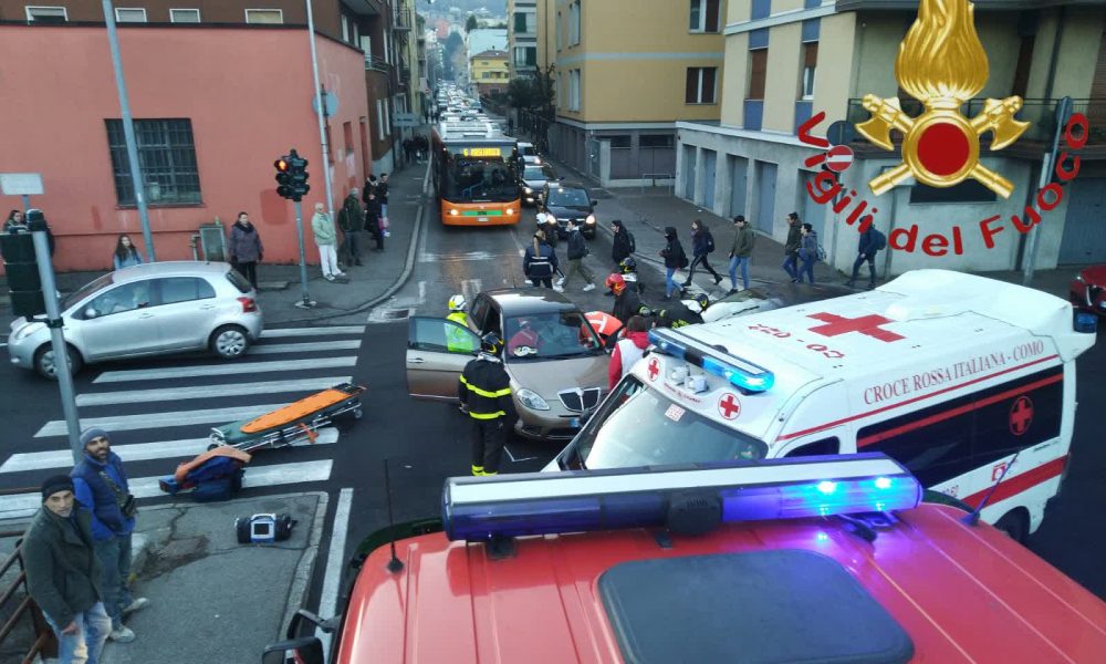 Scontro tra due auto all’incrocio di via Castelnuovo, tre feriti e traffico in tilt