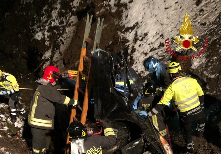 Alserio, auto precipita in un torrente. Salvi i passeggeri