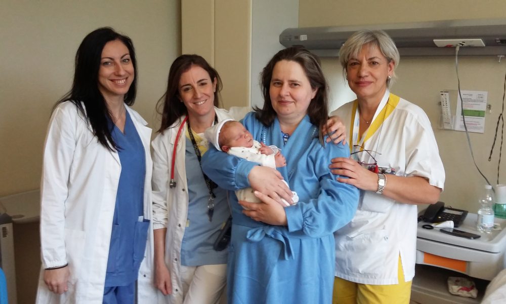 Como, un’altra mamma record: Lidia ha avuto l’undicesimo figlio. Al Sant’Anna è nato Filip