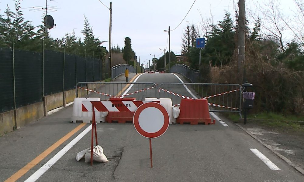 Caccivio, resta chiuso il ponte sulla provinciale dopo i danni causati da un camion