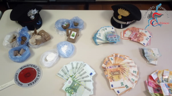 Castelnuovo Bozzente, in un bivacco nel bosco scoperti droga e soldi