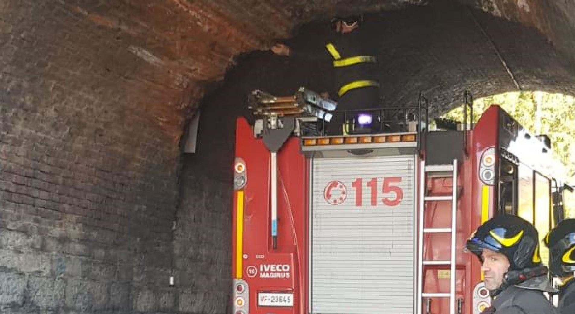 Cantù, calcinacci dal ponte della ferrovia in via Bengasi