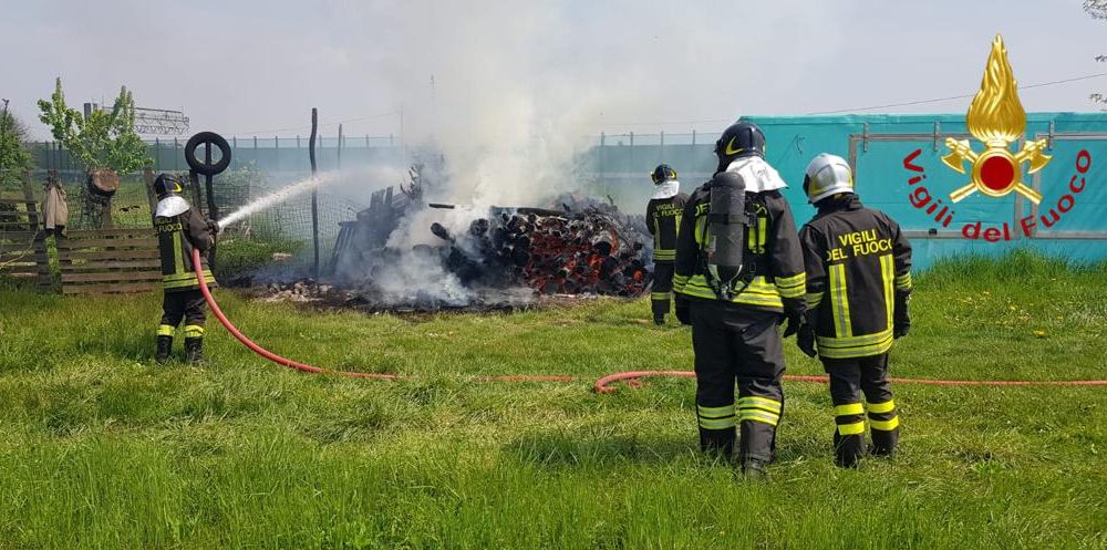 Cirimido, catasta di legna in fiamme, al lavoro tre squadre dei vigili del fuoco