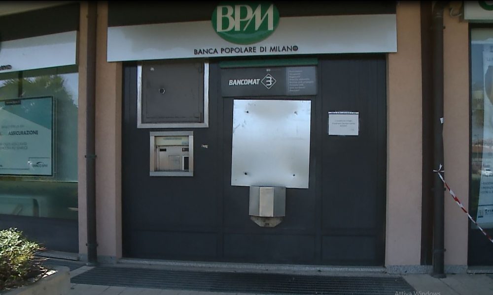 Luisago, boato nella notte, assalto al bancomat. Ladri a mani vuote