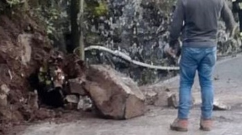 Sassi sulla provinciale a Claino con Osteno, intervengono i vigili del fuoco