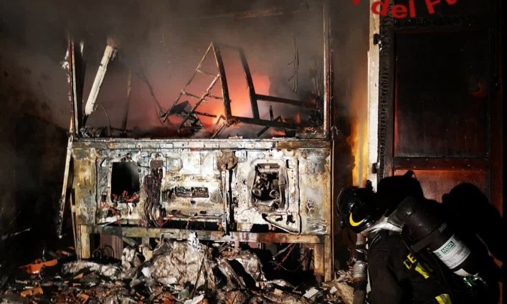 Incendio a Lezzeno, in fiamme un furgone in un box. Ingente mobilitazione dei vigili del fuoco