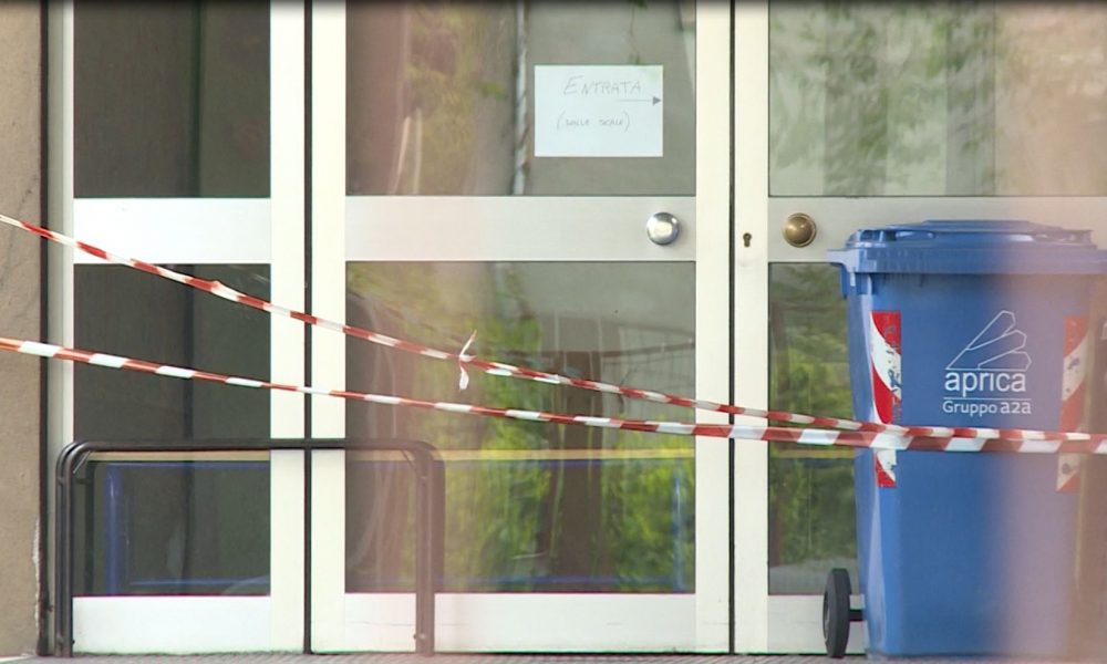 Scuola Picchi di Albate, lavori in ritardo. Il portone d’ingresso resta chiuso