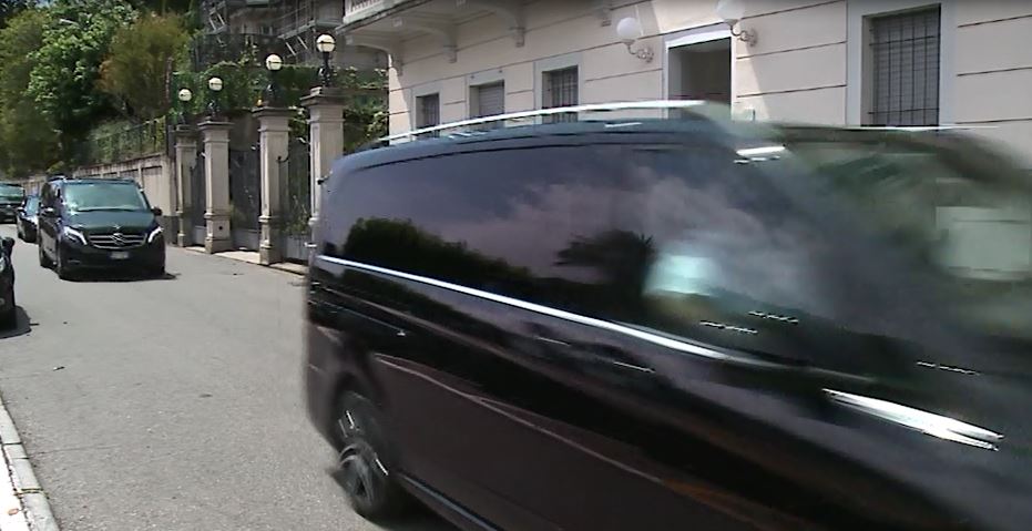 Laglio, un corteo di dodici mezzi, Obama e famiglia sono a Villa Oleandra