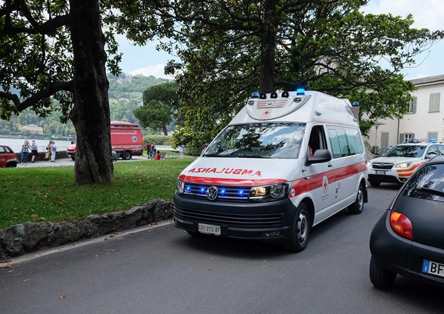 Giovane ripescato dal lago in fin di vita davanti a Villa Geno. E’ morto in ospedale