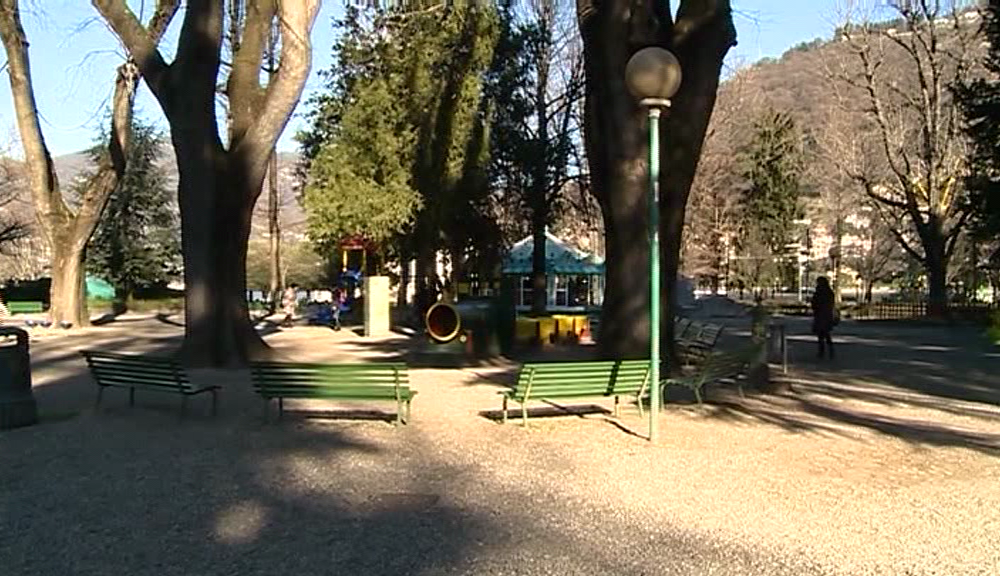 Aggredisce un uomo con una pietra di 4 chili. Pomeriggio di paura ai giardini a lago di Como