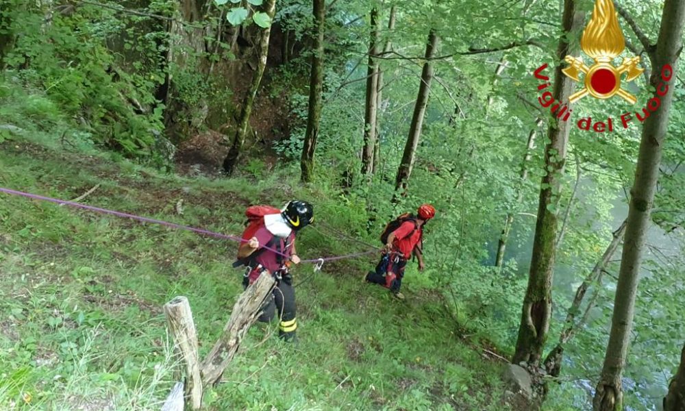 Garzeno, escursionista di 65 anni scivola nei boschi. Intervento dei vigili del fuoco e del corpo alpino