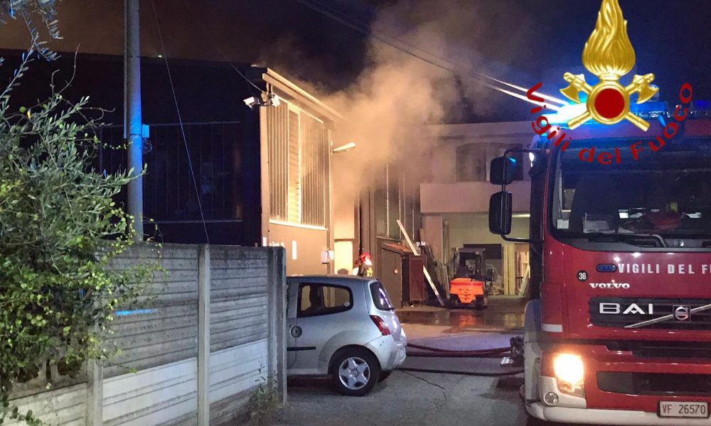 Cabiate, incendio nella notte in un capannone industriale. Intervento dei vigili del fuoco