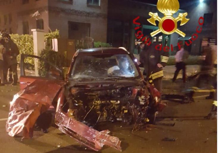 Castelmarte, incidente nella notte. Esce di strada con l’auto, un ferito in ospedale