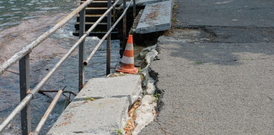 Zona hangar, lungolago dimenticato. Pietre divelte e balaustra pericolante in piazzale Somaini