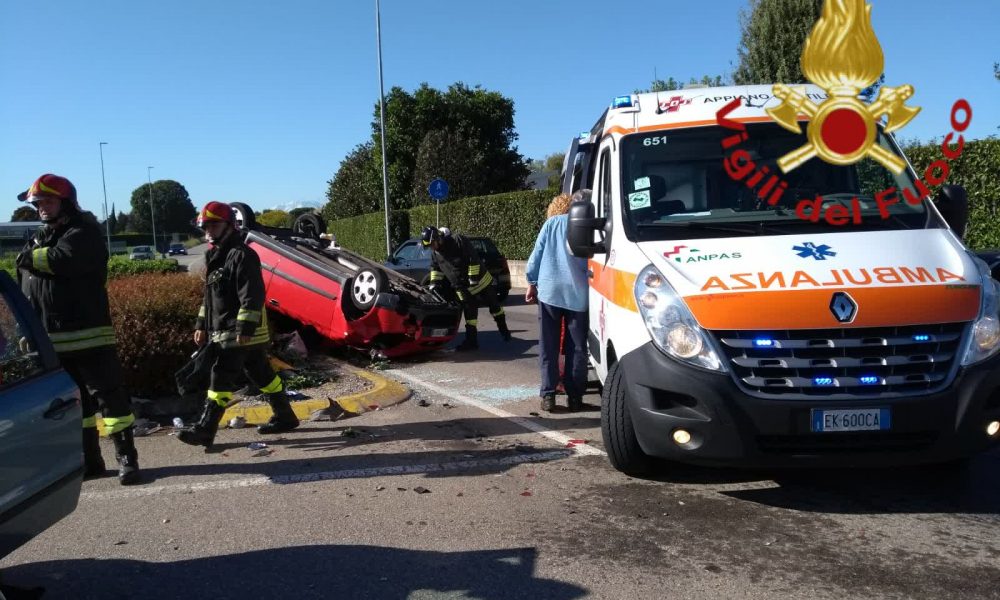Cirimido, auto esce di strada e si ribalta, soccorse quattro persone