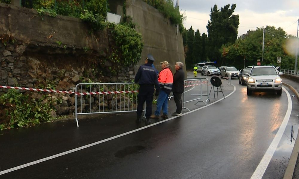 Cede un muro di contenimento tra San Fermo e Cavallasca, massi e terra sulla Garibaldina