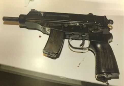 Fugge all’estero dopo aver picchiato la compagna, arrestato. In casa aveva un’arma da guerra