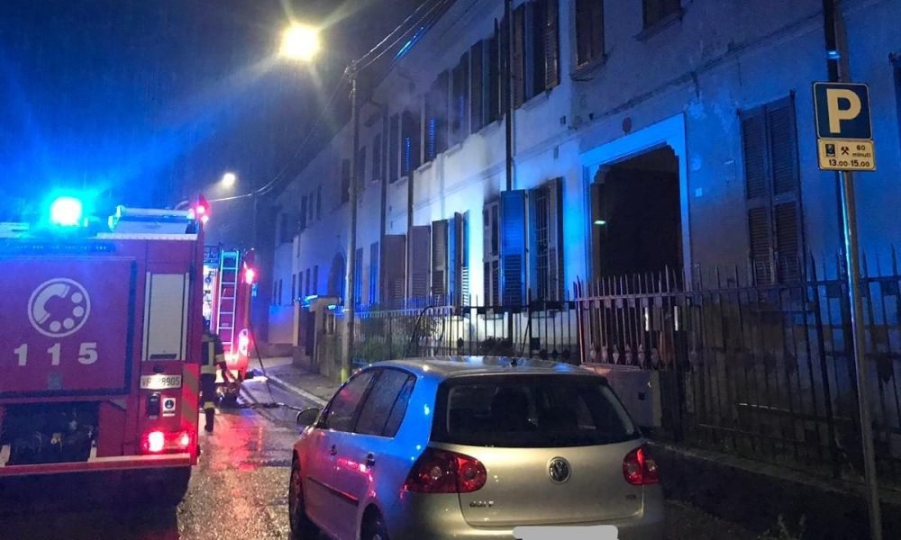 Mariano Comense, incendio nella notte, pompieri in via Trento