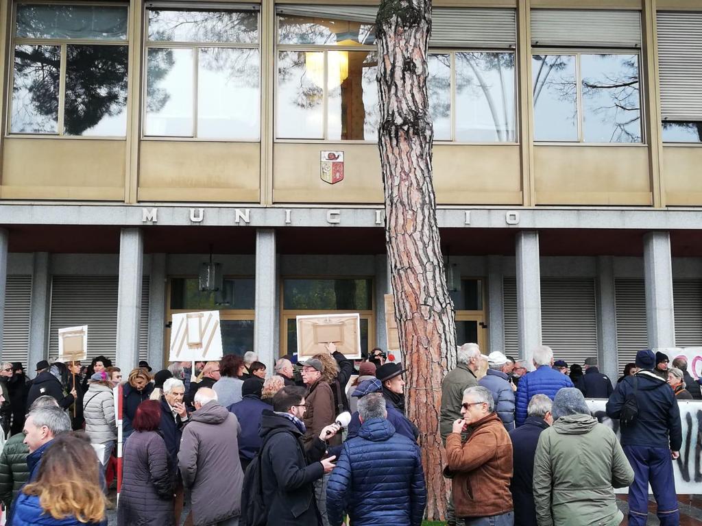 Campione d’Italia, cittadini in piazza contro la direttiva dell’Unione Europea