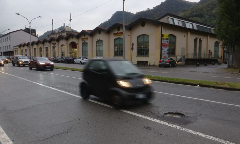 Asfalto sbriciolato e buche, la pioggia mette alla prova le strade di Como